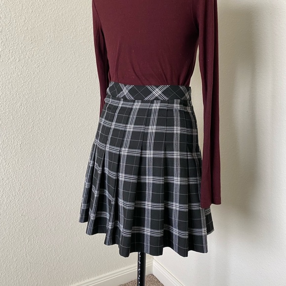 Black and white plaid schoolgirl skirt - Picture 2 of 2
